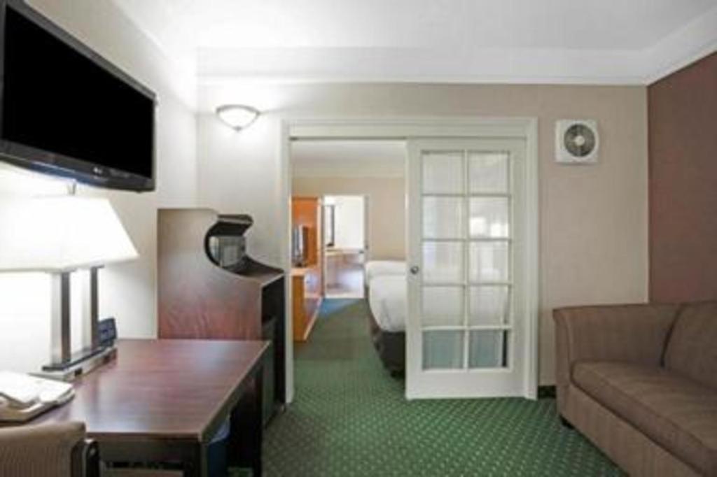 Ramada Suites By Wyndham San Diego Dış mekan fotoğraf